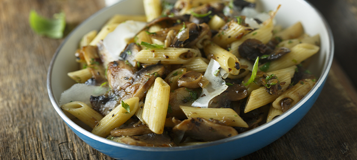 Penne met champignons in knoflook-kruidenolie