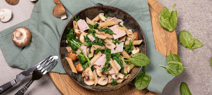 Winterse pasta met champignons, spinazie en ham