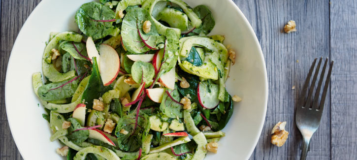 Venkelsalade met gerookte kipfilet, radijsjes en appel