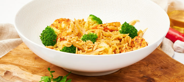 Rijst met cajungarnalen en gestoomde broccoli