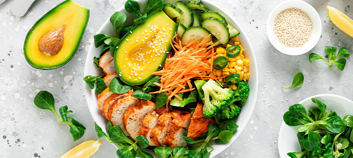 Buddha bowl met kip, maïs en avocado