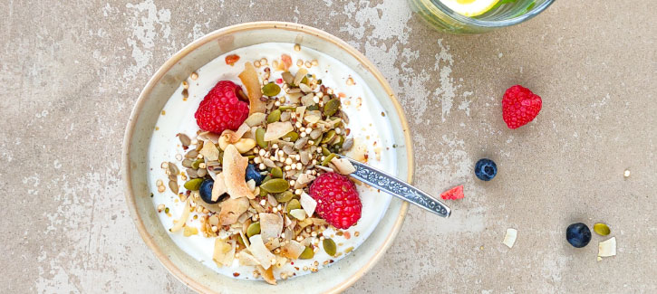 Granola met cashewnoten, blauwe bessen en frambozen