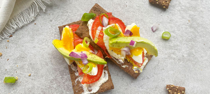 Crackers met ei, avocado en tomaat