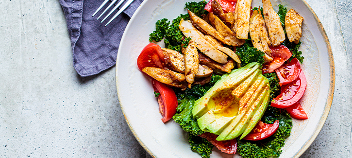 Boerenkoolsalade met cajunkip en avocado