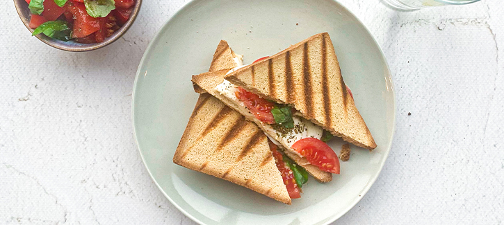 Tosti caprese met tomatensalade