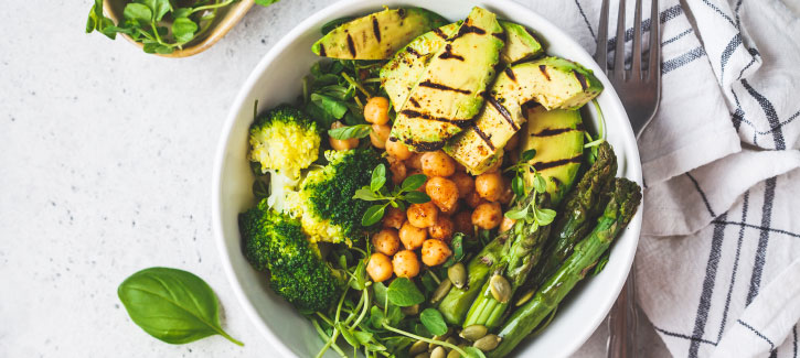 Bowl met gegrilde avocado, asperges en kikkererwten