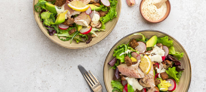Forelsalade met radijsjes en knoflookcroutons