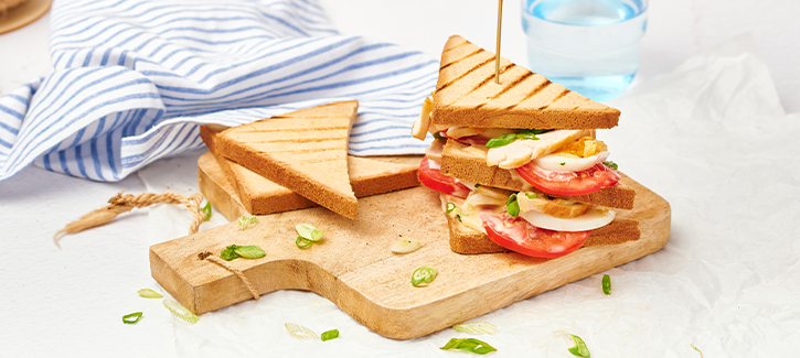 Clubsandwich met kipfilet, ei en cocktailsaus