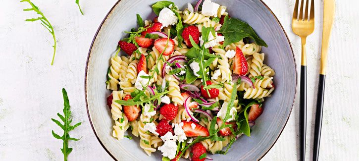 Pastasalade met aardbei en feta