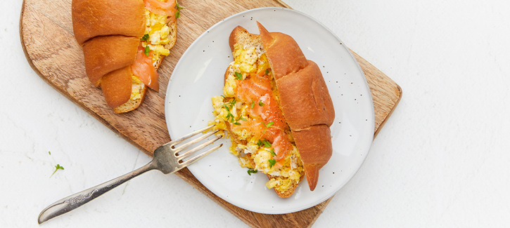 Croissant met roerei en zalm