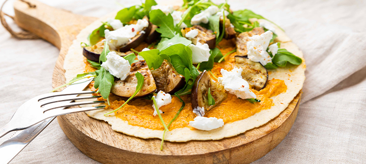 Wrap met pikante hummus, aubergine en feta