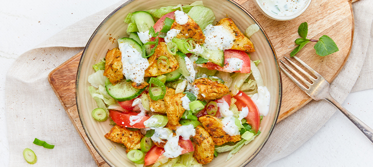 Kipshoarma salade met muntsaus