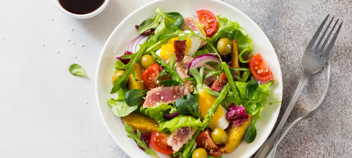 Salade Niçoise met verse tonijn en asperges