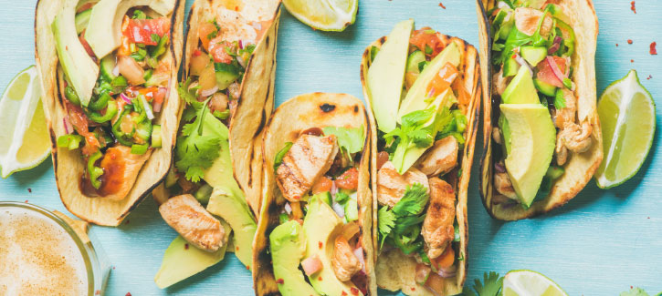 Zomerse taco met kipfilet en avocado