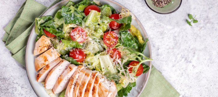 Salade met gegrilde kip en caesardressing