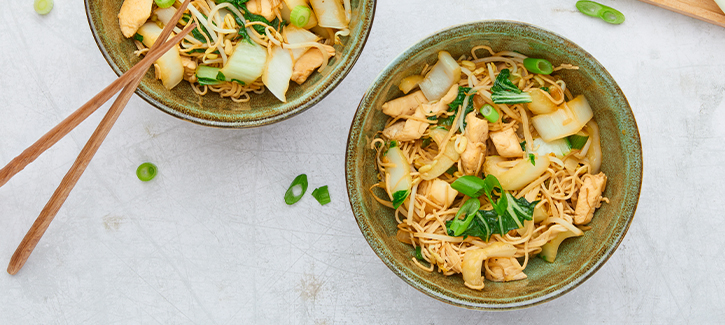 Chow mein met paksoi en bosui