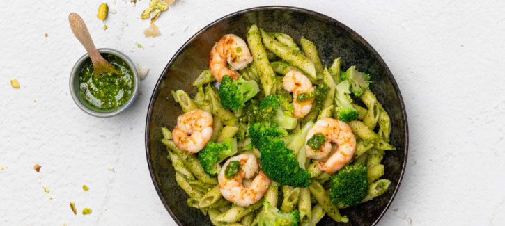 Penne met broccoli-pistachepesto en garnalen