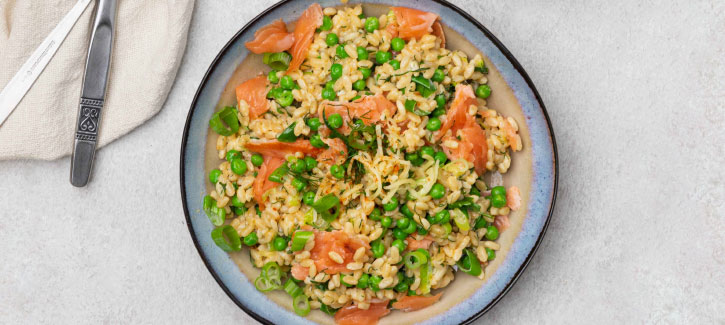 Risoni met gerookte zalm, tuinerwten en dille