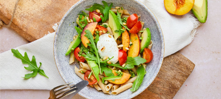 Zomerse pastasalade met mozzarella en nectarine