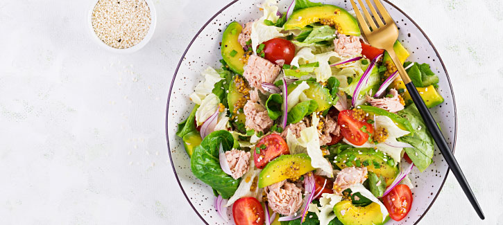 Tonijnsalade met avocado en tomaat