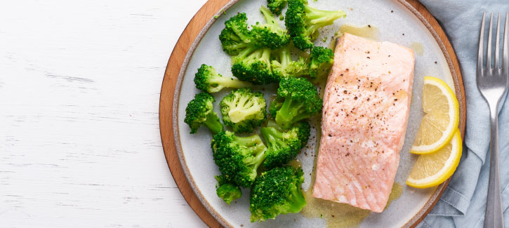 Gestoomde zalm met broccoli en gebakken knoflook