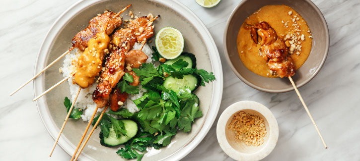 Kipsaté met frisse groene salade
