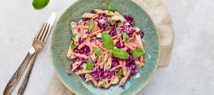Penne met rode kool, truffelolie en gebakken ham