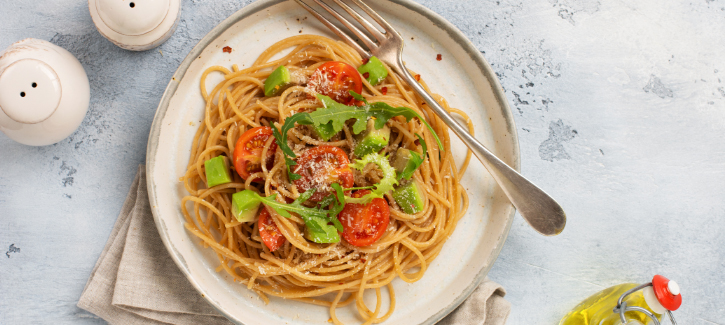 Spaghetti met avocadopesto en tomaatjes