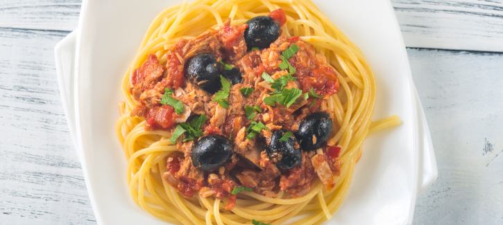Spaghetti met tonijn en zwarte olijven