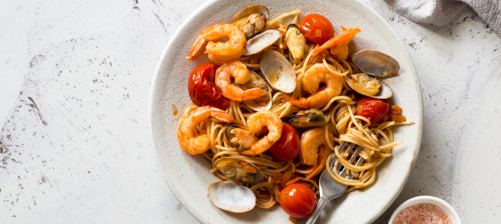 Spaghetti met zeevruchten en tomaten