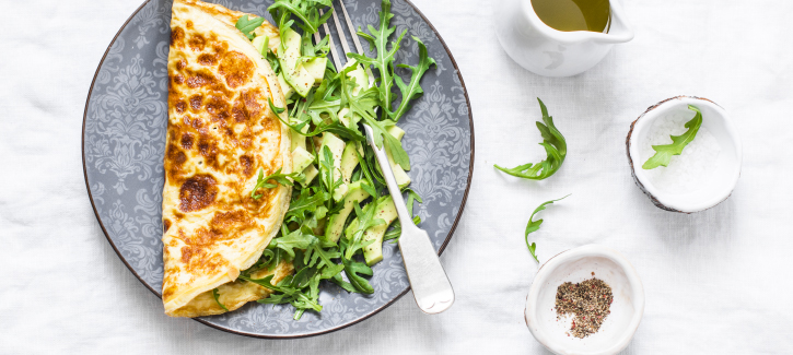 Omelet met avocado en rucola