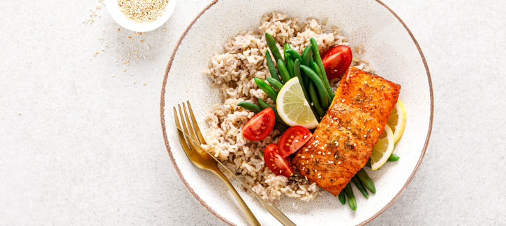 Rijst met zalm en sperziebonen
