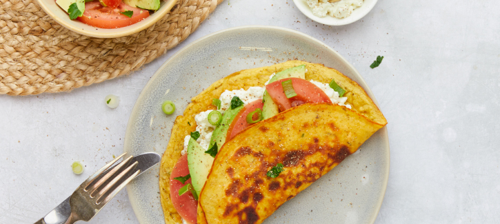 Omelet met avocado, tomaat en cottage cheese