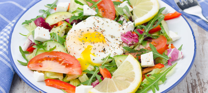 Salade met feta en een gepocheerd ei