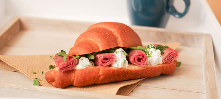Croissant met geitenkaas en rauwe ham