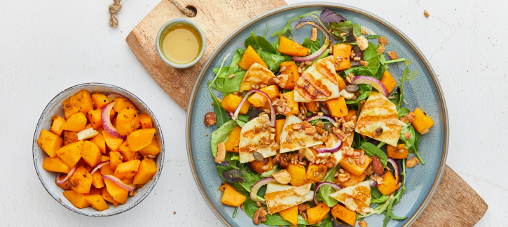 Pompoensalade met halloumi en granola