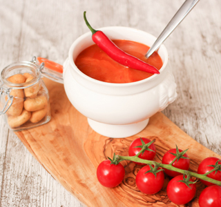 Pittige tomatensoep met soepstengeltjes