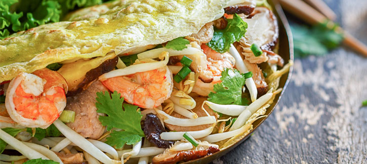 Banh Xeo van ei met pittige garnalen, kip en tauge
