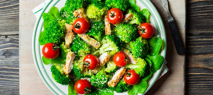 Broccolisalade met knoflook-citroenkip