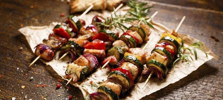 Kipspiezen met paprika en courgette