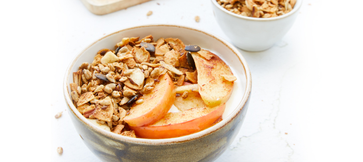 Griekse yoghurt met gebakken appel en granola