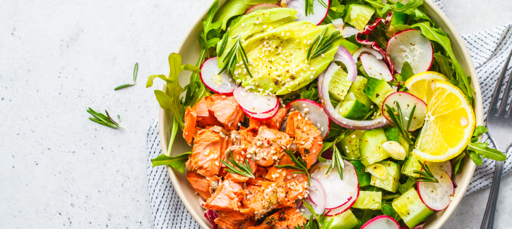 Bowl met zalm en radijs