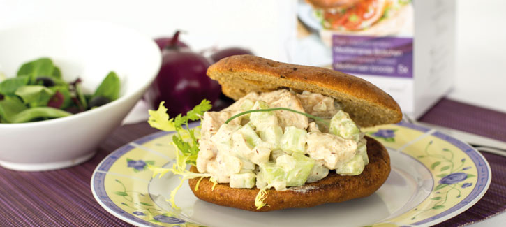 Mediterraan broodje met komkommer-kipsalade