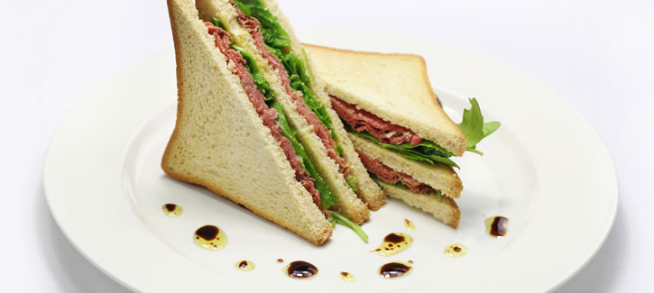 Toast met peperrosbief en rucola