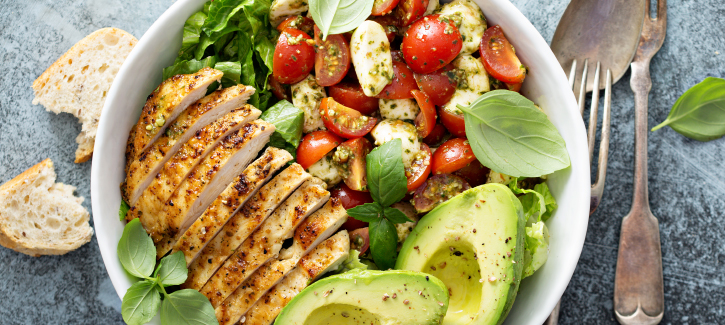 Caprese bowl met gegrilde kip