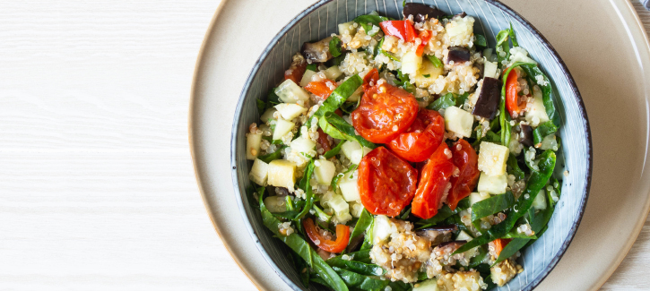 Quinoa met gebakken tomaat en spinazie