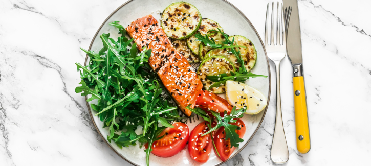Zalmfilet met courgette en rucola