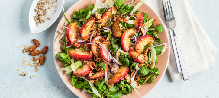 Witlofsalade met gegrilde perzik en amandelen