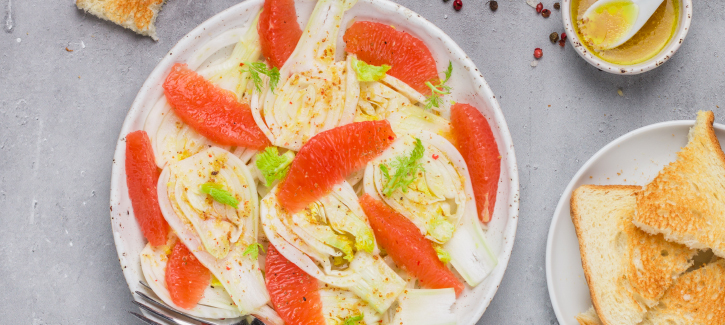 Venkelsalade met pittige dressing en geroosterd brood