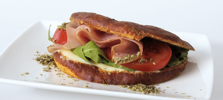 Mediterraan broodje rauwe ham en oregano